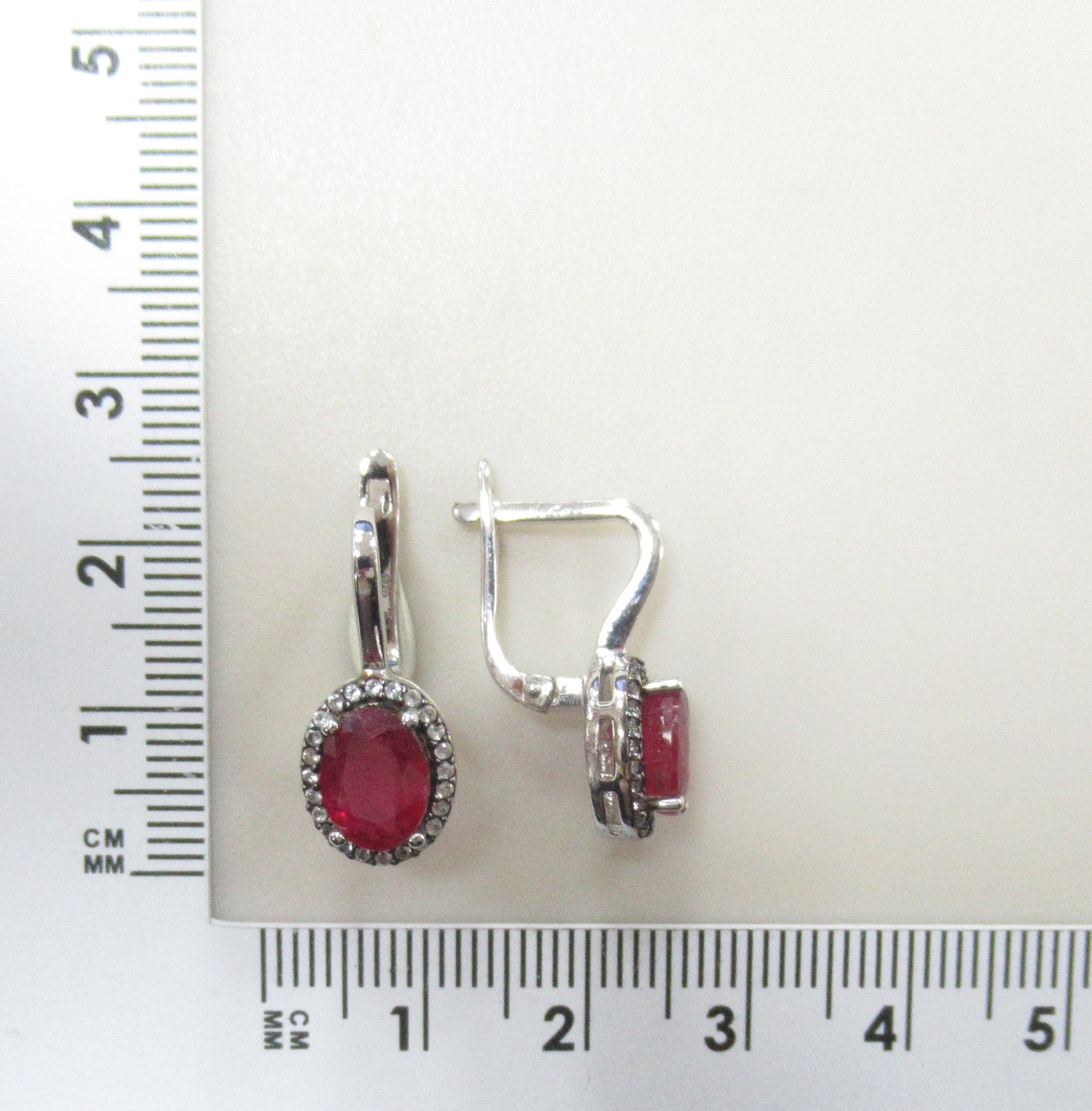 Серебряные серьги 925 пробы; родий (бел., черн.); вставки 2 Рубин 3,2ct F/2; Россыпь Топаз белый 0,2